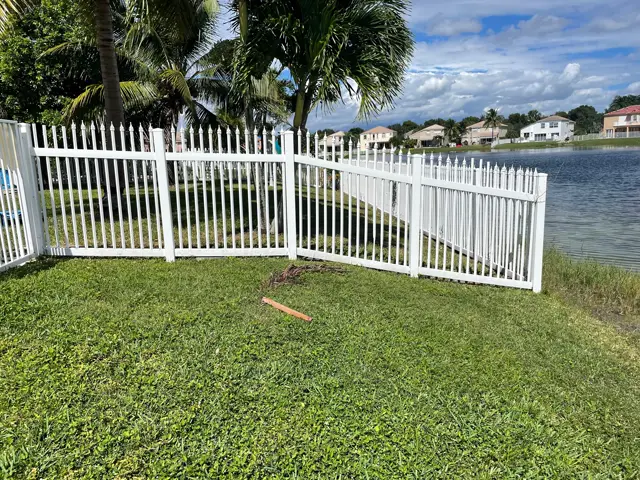 4 ft. aluminum, lakefront fence installed by Florida Fence Solution in Broward County