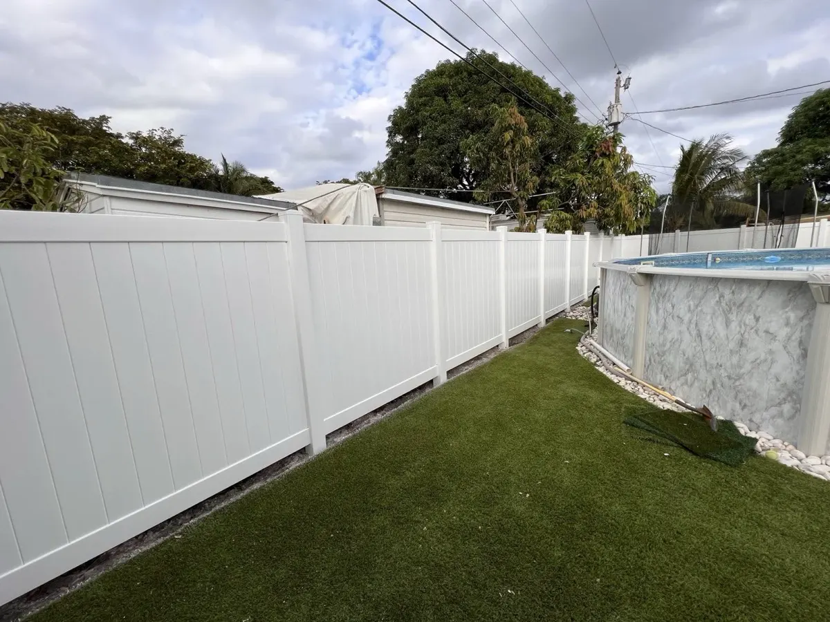 White PVC privacy fence in Hollywood, FL